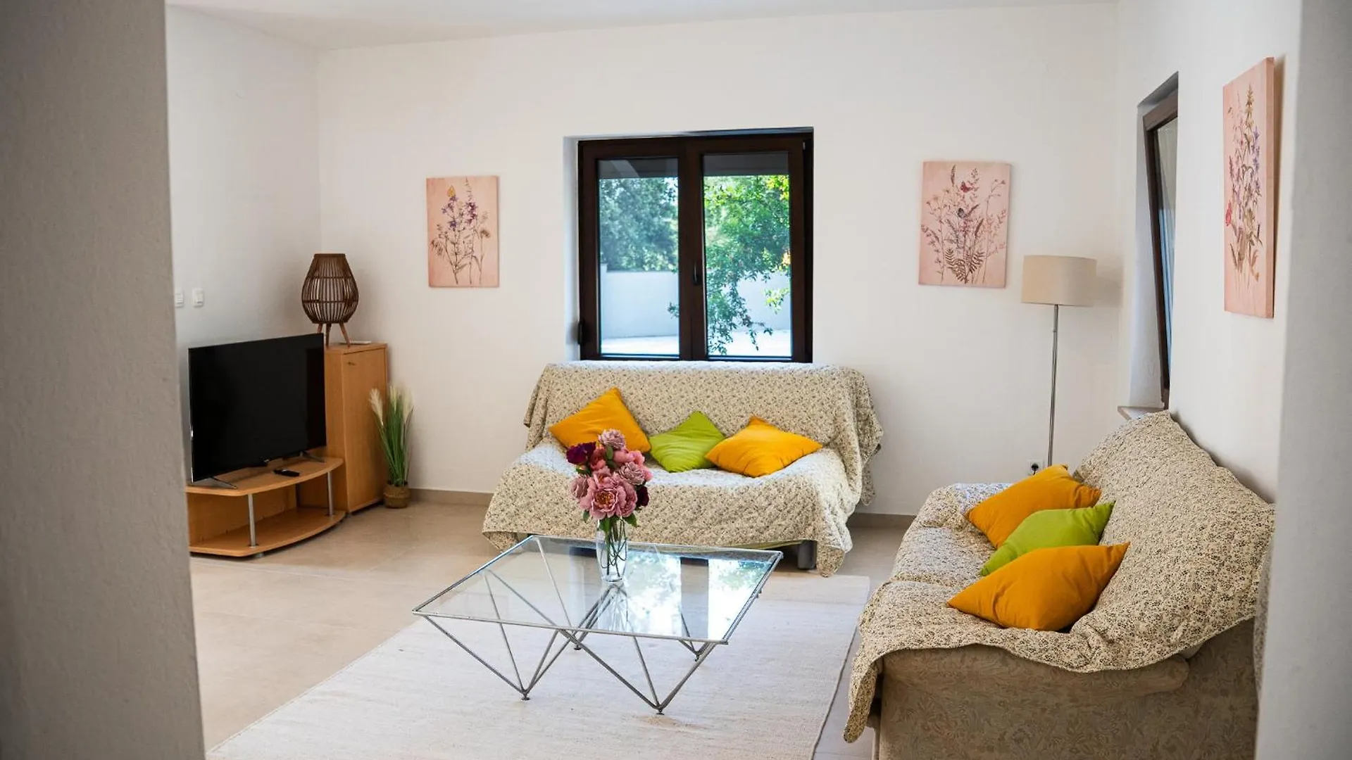 Sara Apartmani Premantura 0*,