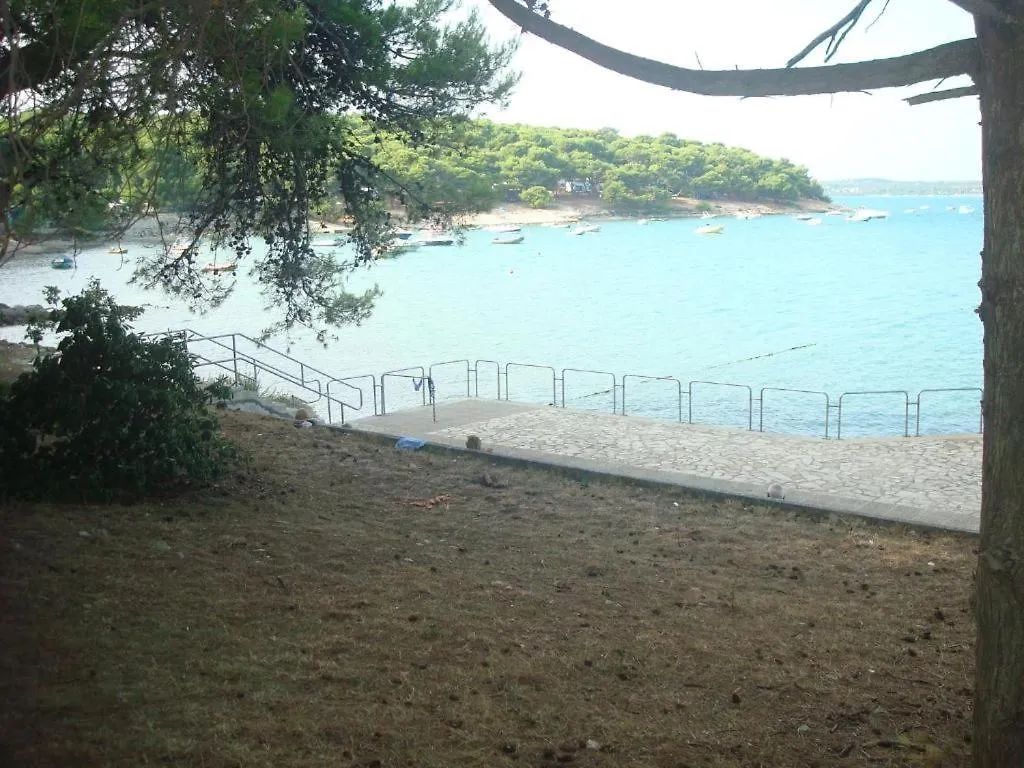 Sara Apartmani Premantura 0*,